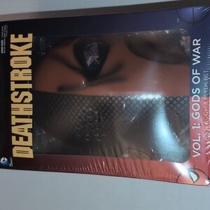 DEATHSTROKE Book & Mask Set